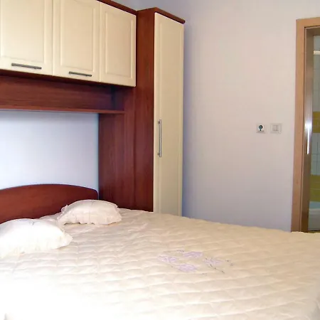 Vila Yellow House By Interhome