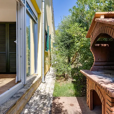 别墅 Yellow House By Interhome