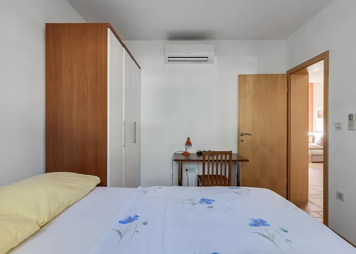 Yellow House By Interhome * Ζαντάρ