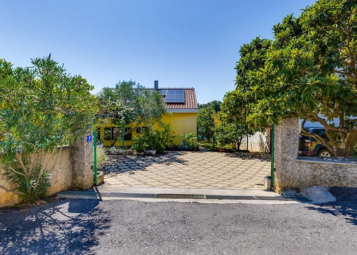 Yellow House By Interhome Ζαντάρ